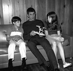 Star Trek Gallery - nimoy_and_kids.jpg