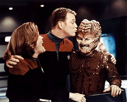 Star Trek Gallery - mulgrew_rdm_kisses_hirogen.jpg