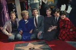 Star Trek Gallery - nimoy-family-star-jan85.jpg