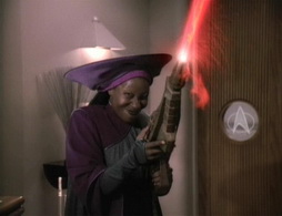 Star Trek Gallery - 783px-Guinan_(2367).jpg